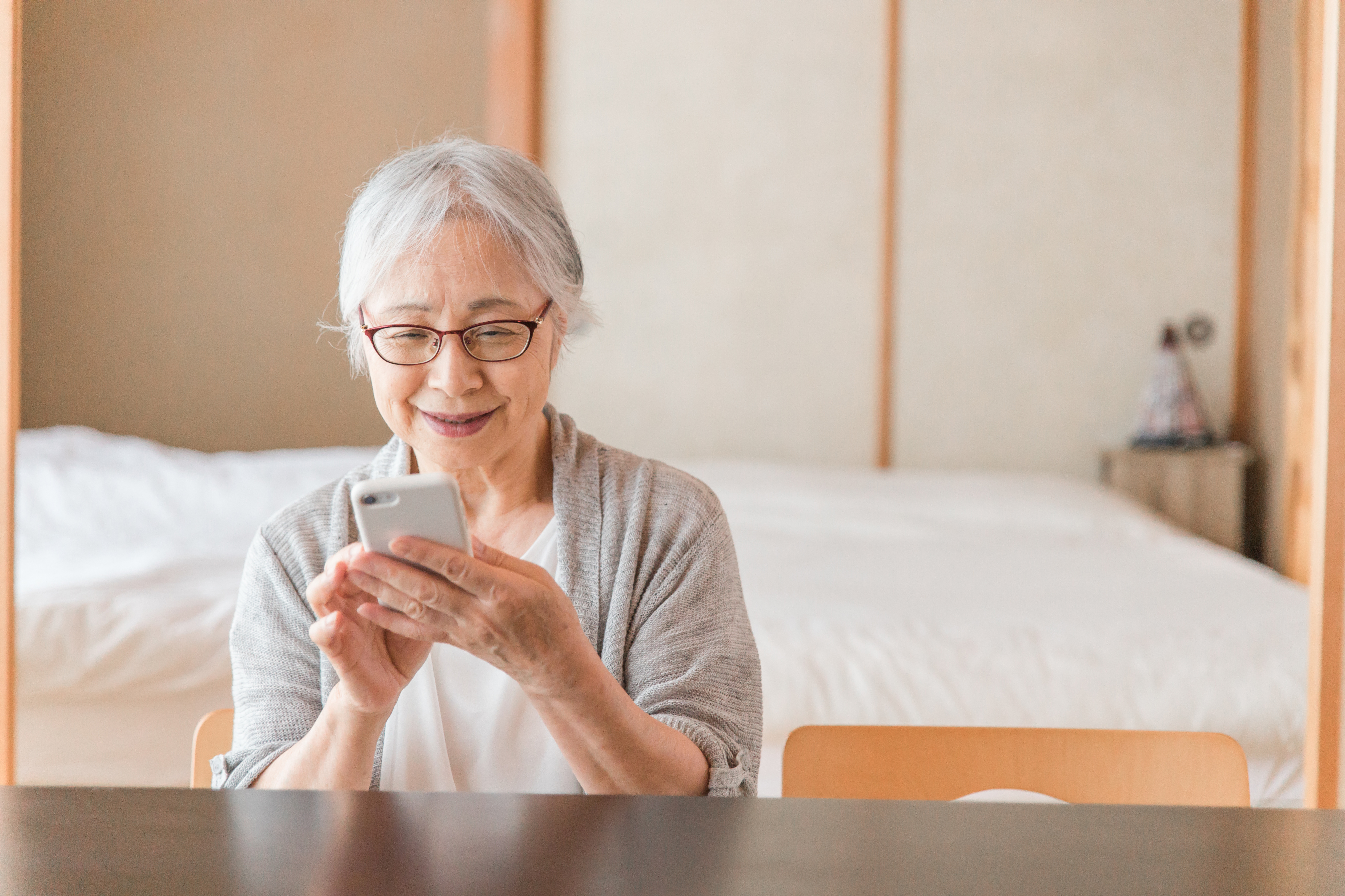 「一人暮らしの親が心配」を解消する方法｜過干渉にならない見守りのコツとおすすめサービス